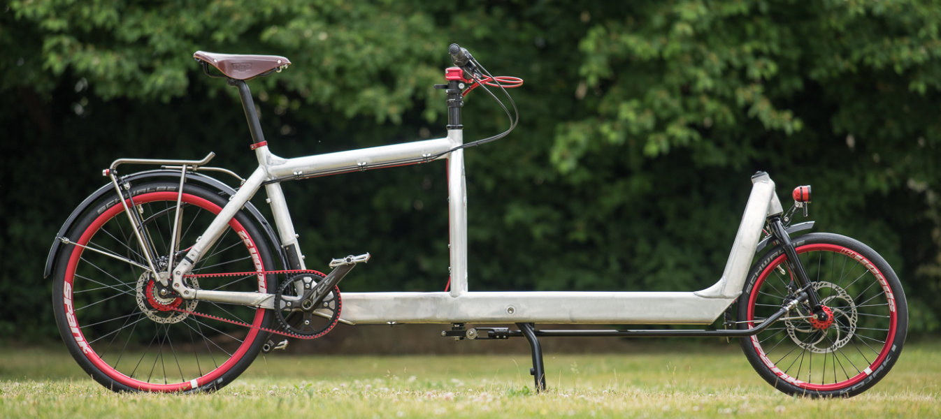 Foto: BULLITT Raw mit Rohloff Speedhub 14-Gang Nabenschaltung, Magura MT5 Bremsen, Spank Spoon Felgen, SON28 Nabendynamo, SON Edelux II Frontstrahler, Brooks Sattel, Schwalbe Kojak Reifen, Tubus Edelstahl Gepäckträger